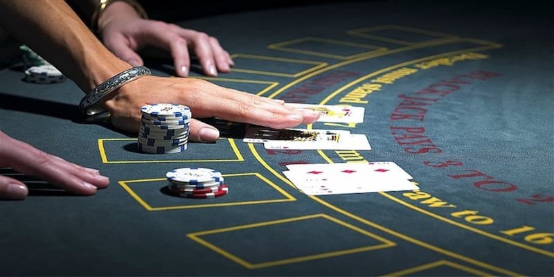 Poker online là trò chơi đầy thử thách
